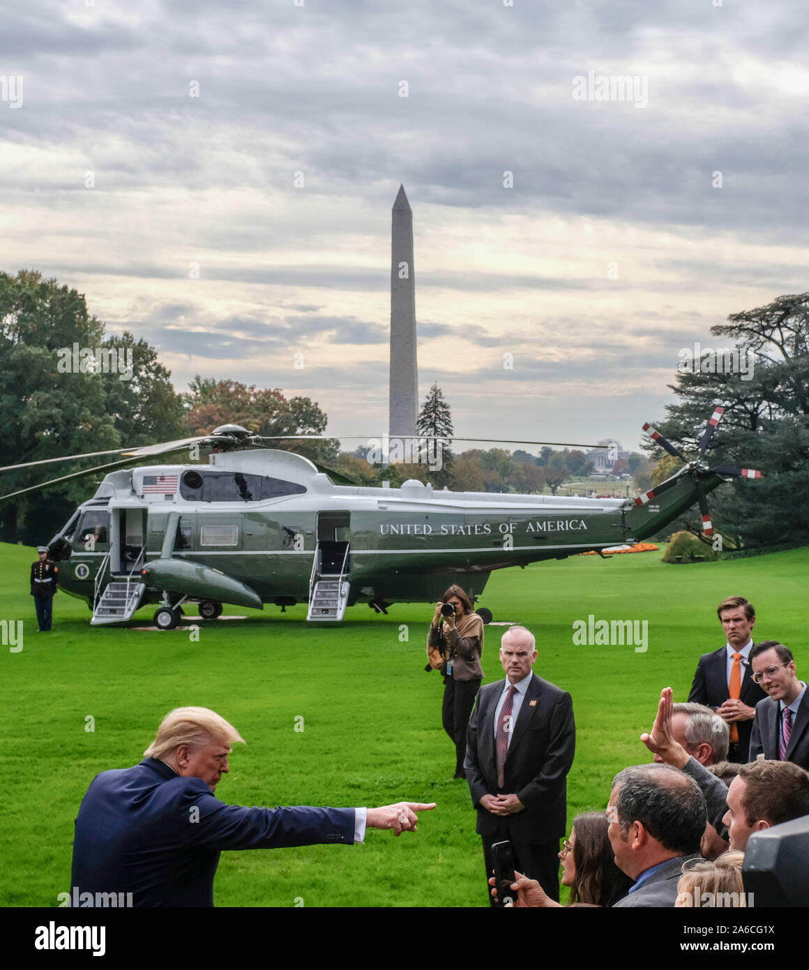 Washington DC, Stati Uniti d'America. 25 ott 2019. Ottobre 25, 2019, Washington, Distretto di Columbia, Stati Uniti d'America: presidente Donald Trump parla alla stampa prima della sua partenza dalla Casa Bianca su ottobre 25, 2019 a Washington, DC. Presidente Trump sta andando a Carolina del Sud. Credito: ZUMA Press, Inc./Alamy Live News Foto Stock