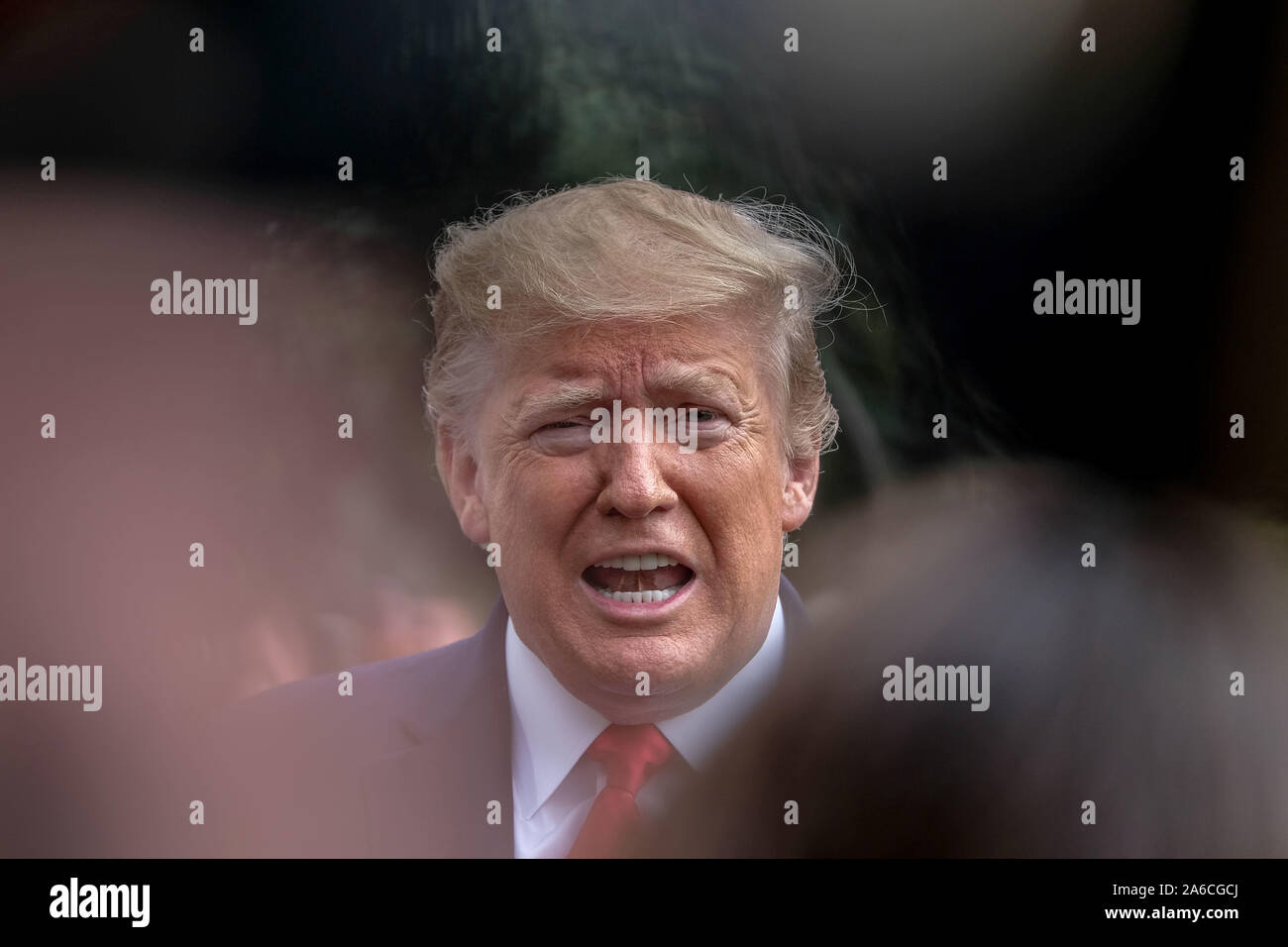 Washington DC, Stati Uniti d'America. 25 ott 2019. Presidente Donald Trump parla alla stampa prima della sua partenza dalla Casa Bianca su ottobre 25, 2019 a Washington, DC. Presidente Trump sta andando a Carolina del Sud. Credito: MediaPunch Inc/Alamy Live News Foto Stock