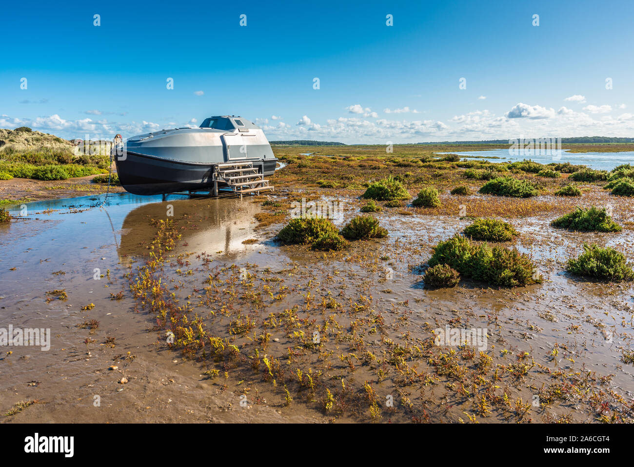 La Grey Goose arca è una casa galleggiante sul Salt Marshes vicino a Burnham Overy Staithe vicino Holkham Bay sulla Costa North Norfolk, East Anglia, Inghilterra, Regno Unito. Foto Stock
