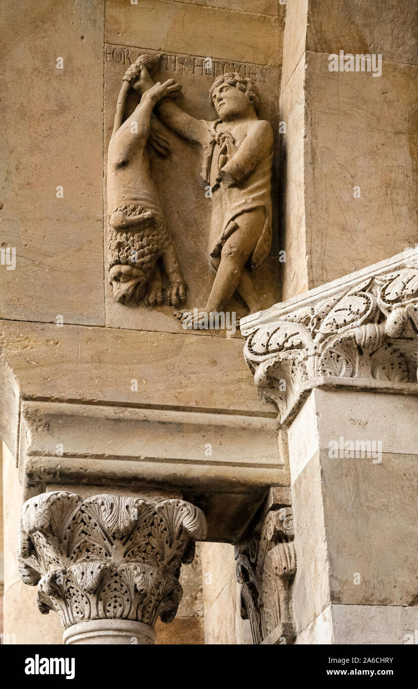 Emilia Romagna - Fidenza San Donnino Cattedrale - esterno - Ercole e il leone Foto Stock