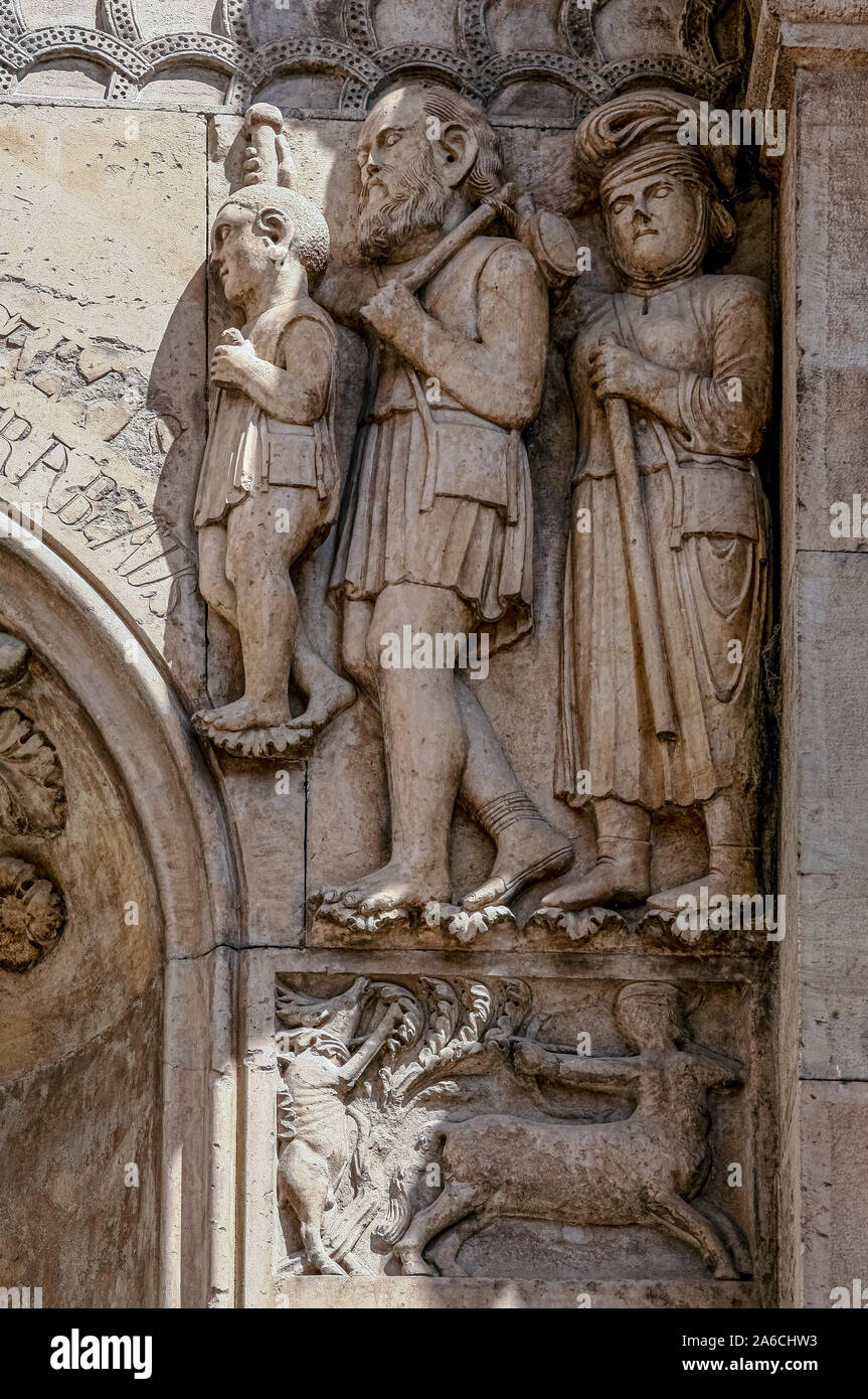 Emilia Romagna - Fidenza San Donnino Cattedrale - esterno : il centauro che colpisce un cervo e famiglia di poveri pellegrini Foto Stock