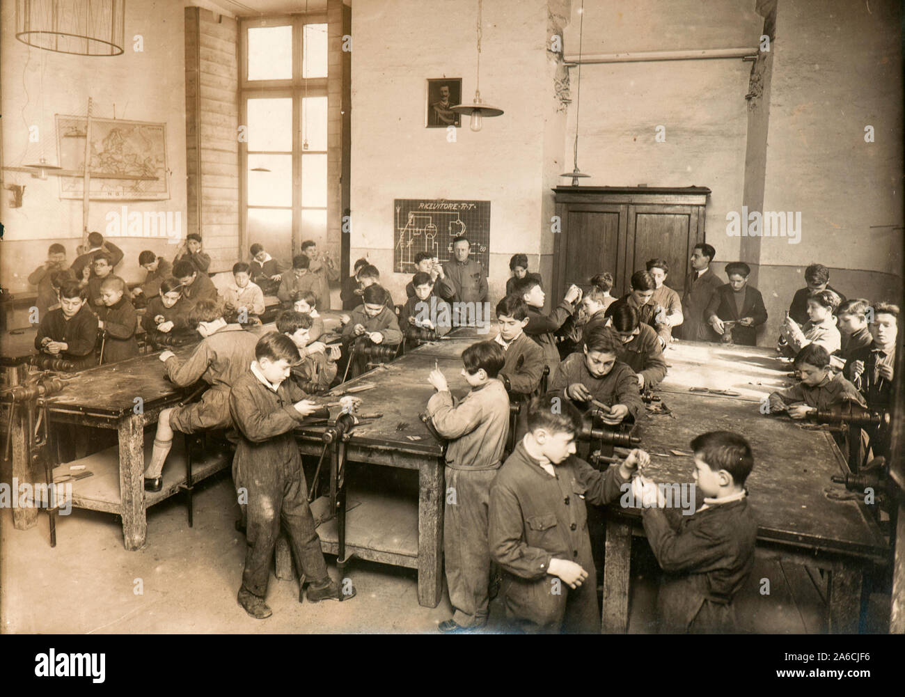 Gli studenti in un workshop durante un esercizio (Genova, 1926). Foto Stock