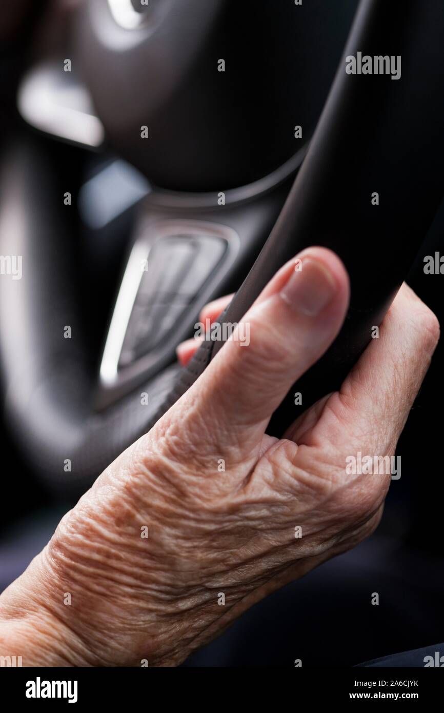 Senior donna alla guida di un'auto. Foto Stock
