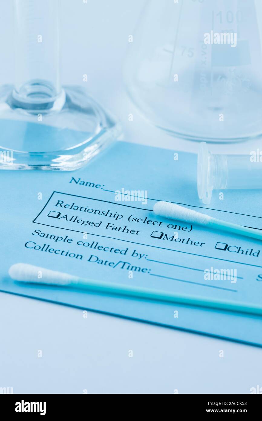 Il DNA test di paternità. I test genetici utilizzando una home kit di prova con tamponi di cotone sterili. Il tampone viene usato per raccogliere un campione di cellule dal rivestimento della bocca. DNA (acido desossiribonucleico) è estratto dalle cellule e analizzati per determinare la sequenza genetica. I test genetici possono essere utilizzati per determinare la paternità, per identificare i criminali o per determinare se qualcuno è predisposto per una malattia. Foto Stock