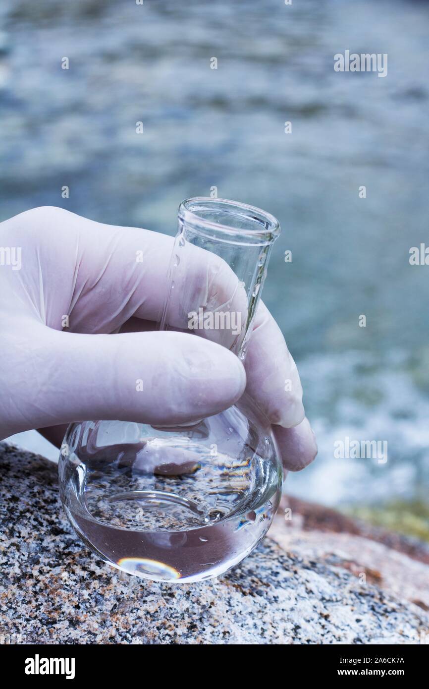 Campionamento di acqua in un pallone per i test di qualità. Foto Stock