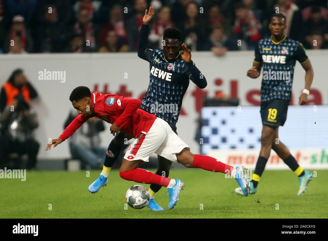 Mainz, Germania. 25 ott 2019. Calcio: Bundesliga, FSV Mainz 05 - 1. FC Colonia, 9 giornata nell'Opel Arena: Jean-Paul Boetius (l) da Mainz e Kölns Kingsley Schindler lotta per la palla. Credito: Thomas Frey/dpa - NOTA IMPORTANTE: In conformità con i requisiti del DFL Deutsche Fußball Liga o la DFB Deutscher Fußball-Bund, è vietato utilizzare o hanno utilizzato fotografie scattate allo stadio e/o la partita in forma di sequenza di immagini e/o video-come sequenze di foto./dpa/Alamy Live News Foto Stock