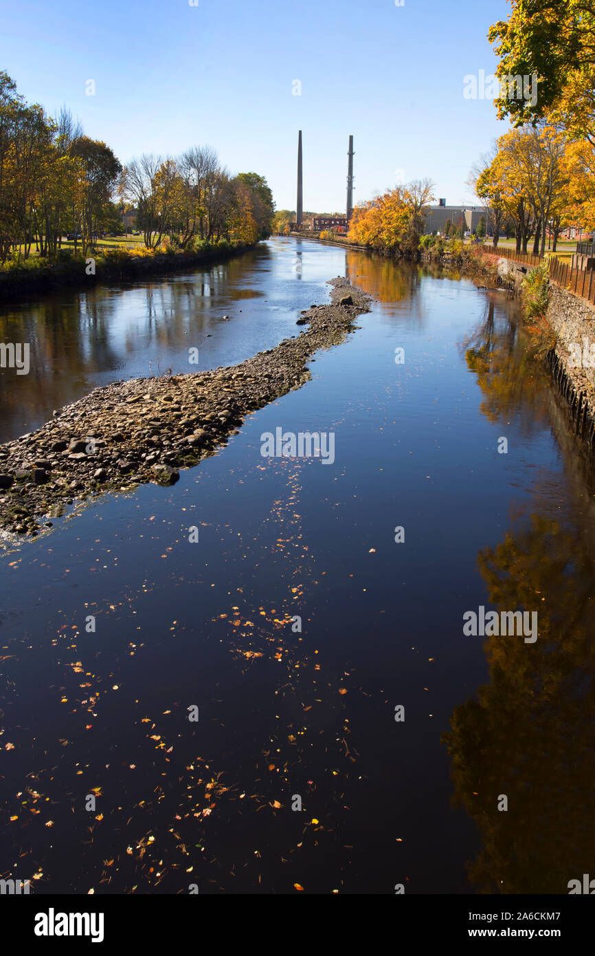 Il fiume Taunton come si snoda attraverso la storica Weir Village, Taunton, Massachusetts, STATI UNITI D'AMERICA Foto Stock