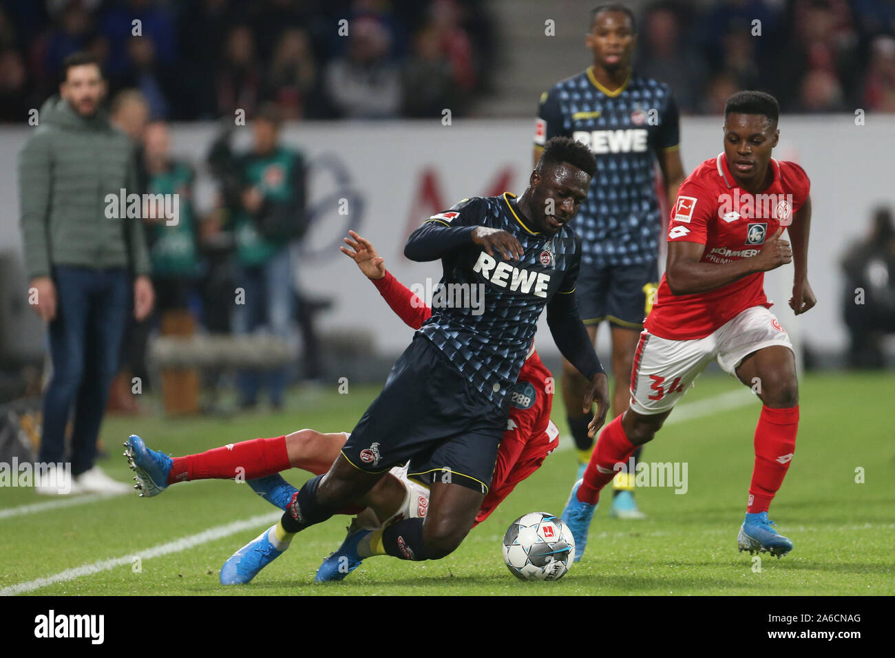 Mainz, Germania. 25 ott 2019. Calcio: Bundesliga, FSV Mainz 05 - 1. FC Colonia, 9 giornata nel Opel-Arena, colonia di Kingsley Schindler (r) e Magonza Robin Quaison (M) e Ridle Baku lotta per la palla. Credito: Thomas Frey/dpa - NOTA IMPORTANTE: In conformità con i requisiti del DFL Deutsche Fußball Liga o la DFB Deutscher Fußball-Bund, è vietato utilizzare o hanno utilizzato fotografie scattate allo stadio e/o la partita in forma di sequenza di immagini e/o video-come sequenze di foto./dpa/Alamy Live News Foto Stock