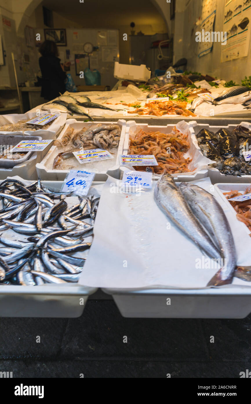 Piccolo mercato bancarella vendendo il pesce fresco in Genova Italia Foto Stock