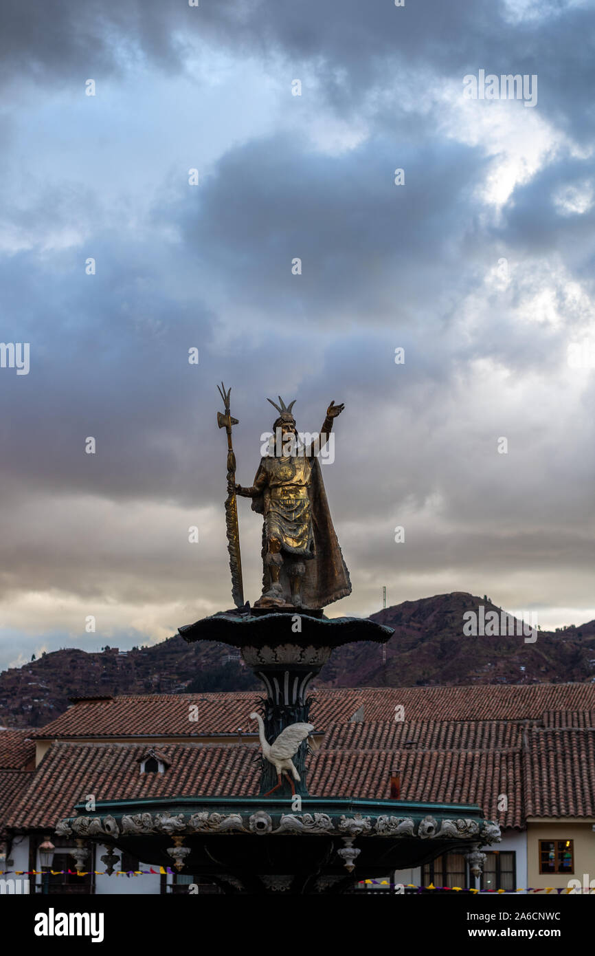 Statua di pachacuteq in Plaza de Armas in Cusco Peru Foto Stock