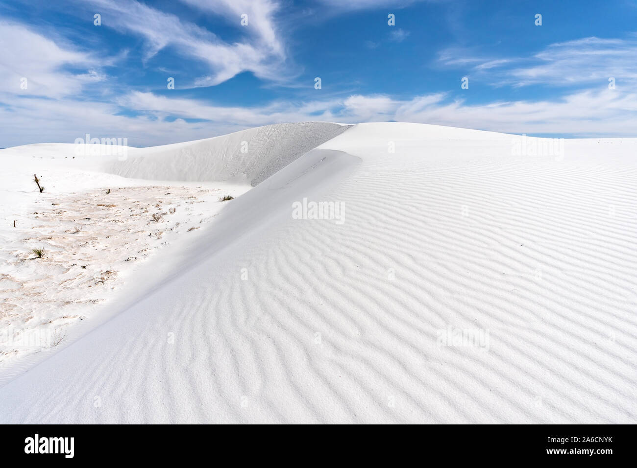Paesaggio panoramico con ondate di dune di sabbia e nel Parco Nazionale White Sands, New Mexico, USA Foto Stock