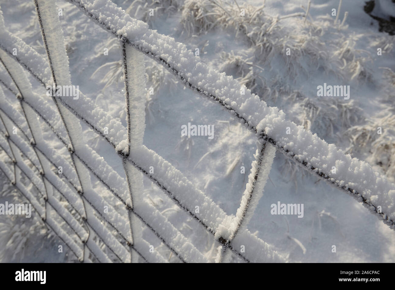 Recinto di filo ricoperto di trasformata per forte gradiente di brina sui Whernside tappezzate in neve e ghiaccio metà inverno Yorkshire Dales Foto Stock
