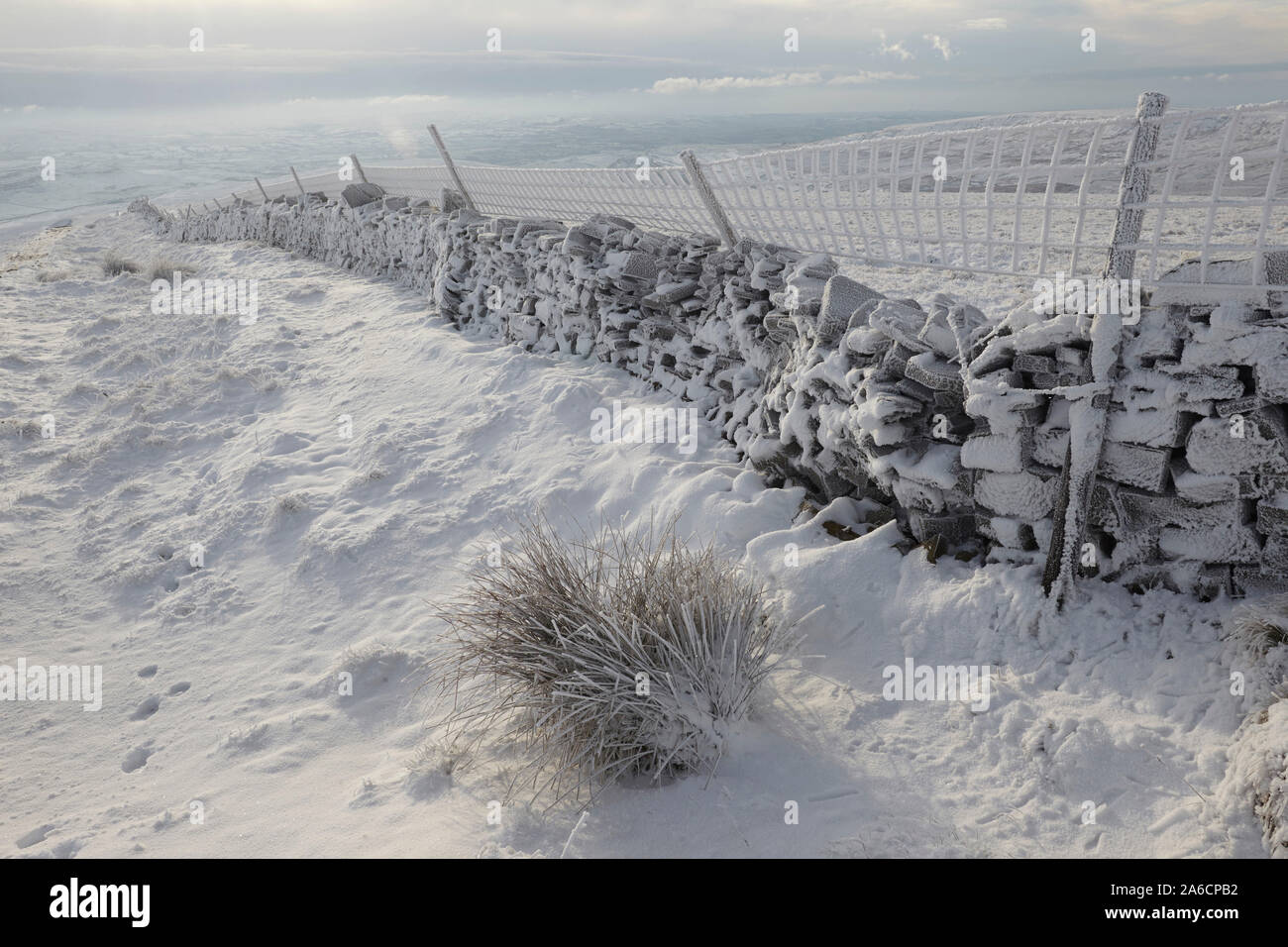 Whernside tappezzate in neve e ghiaccio metà inverno Yorkshire Dales Foto Stock