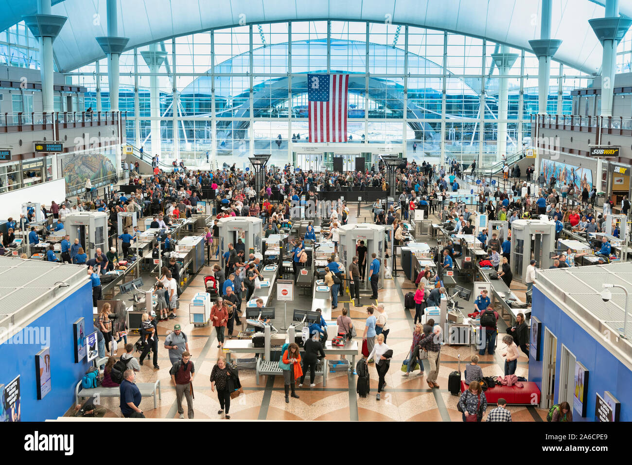 La Folla di viaggiatori attendono screening TSA all'Aeroporto Internazionale di Denver. Foto Stock