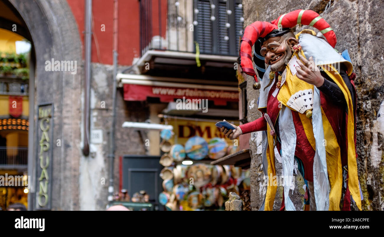 Napoli, Italia - 5 Dicembre 2015: Mercato di San Gregorio Armeno, dove gli artigiani vendono le loro statue o piccoli oggetti legati alla scena della natività. Foto Stock