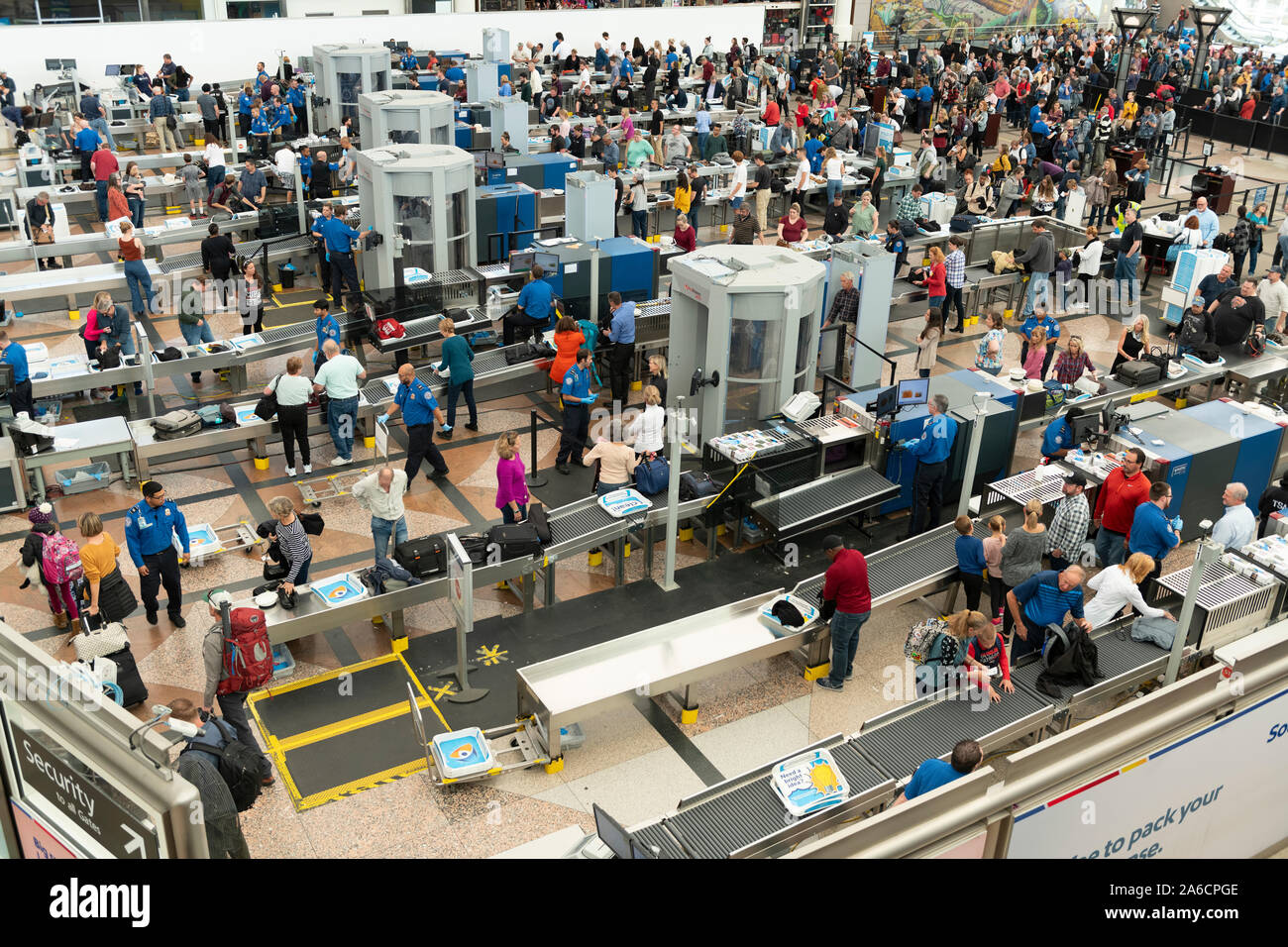 La Folla di viaggiatori attendono screening TSA all'Aeroporto Internazionale di Denver. Foto Stock