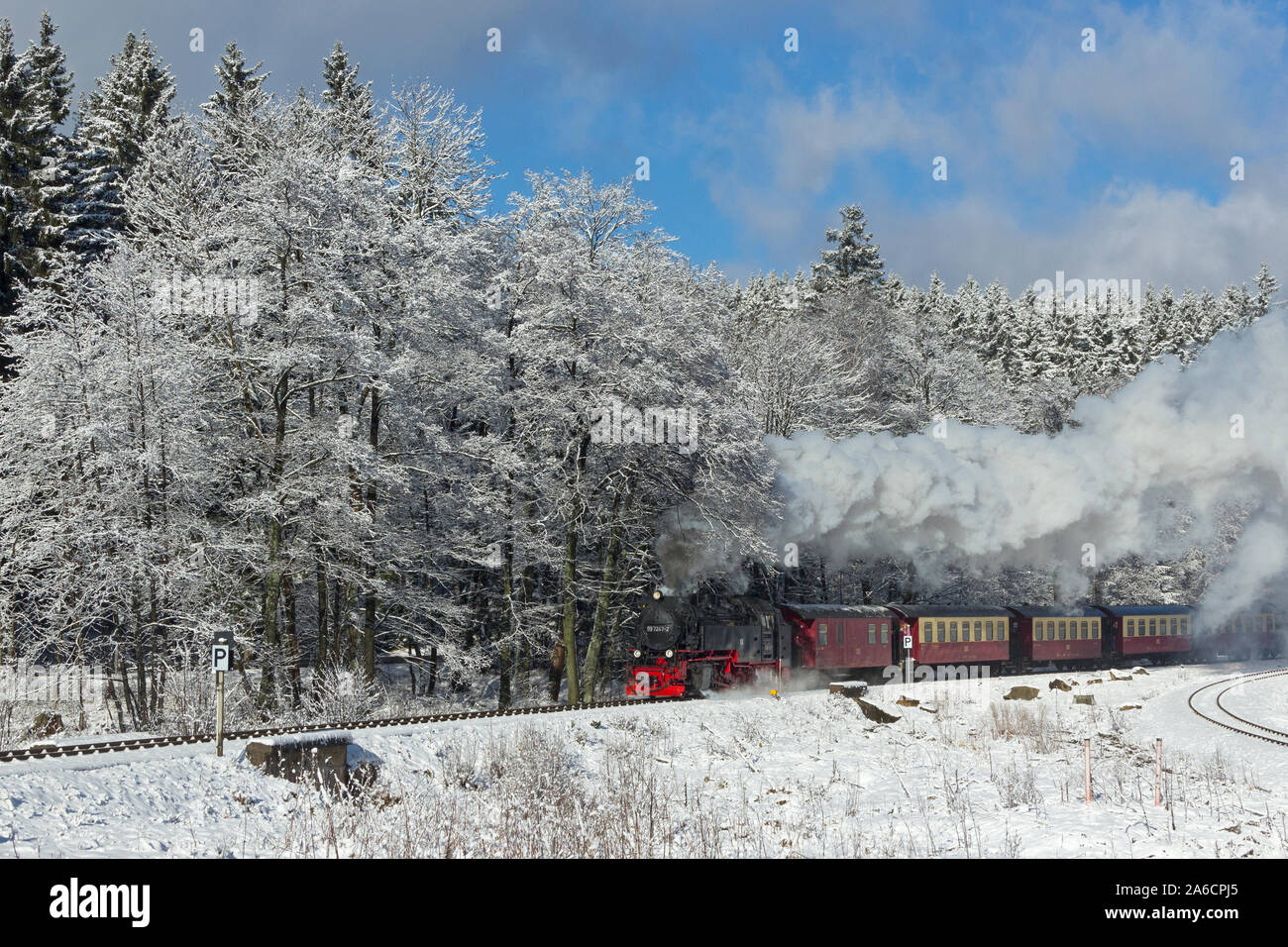 Il treno a vapore climbing Brocken montagna vicino a Drei Annen Hohne in le montagne Harz in Germania. Foto Stock