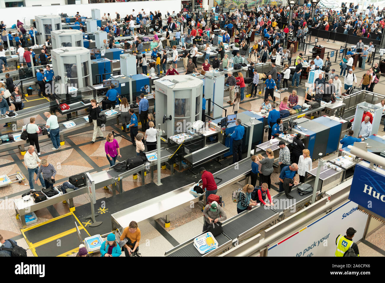 La Folla di viaggiatori attendono screening TSA all'Aeroporto Internazionale di Denver. Foto Stock