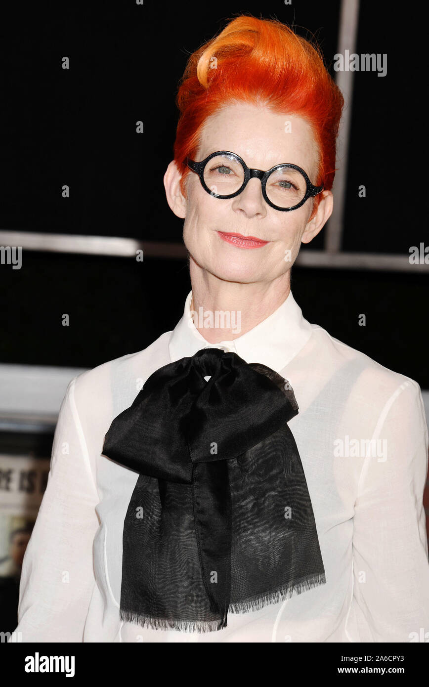 HOLLYWOOD, CA - 24 ottobre: Sandy Powell assiste la premiere di Netflix 'L' Irlandese a TCL teatro cinese il 24 ottobre 2019 in Hollywood, la California. Foto Stock