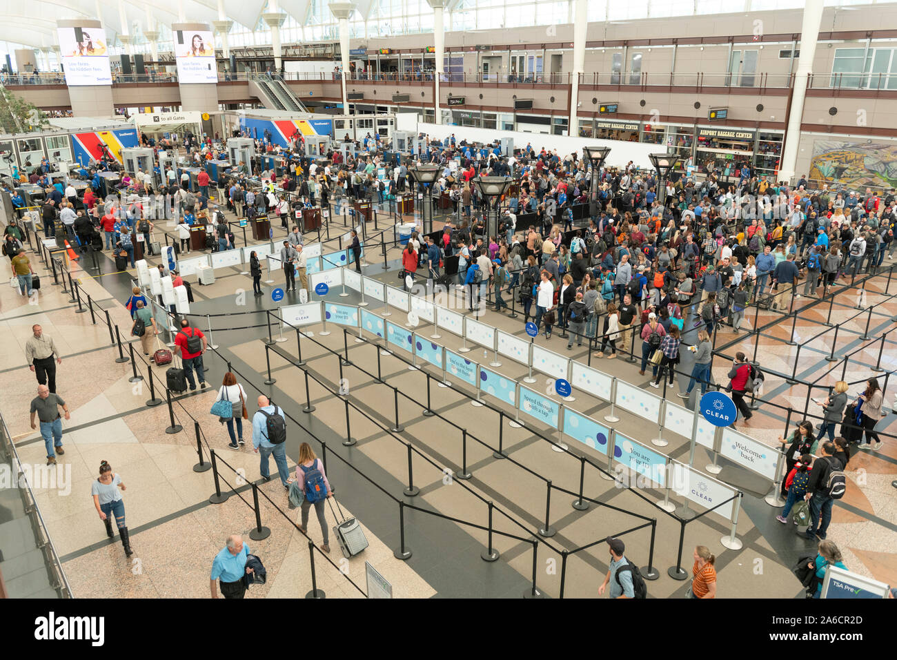 La Folla di viaggiatori attendono screening TSA all'Aeroporto Internazionale di Denver. Foto Stock