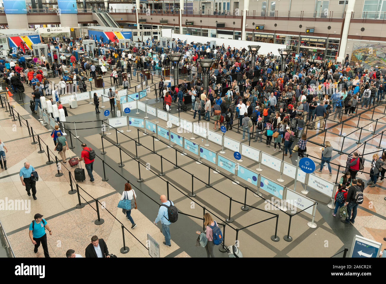 La Folla di viaggiatori attendono screening TSA all'Aeroporto Internazionale di Denver. Foto Stock