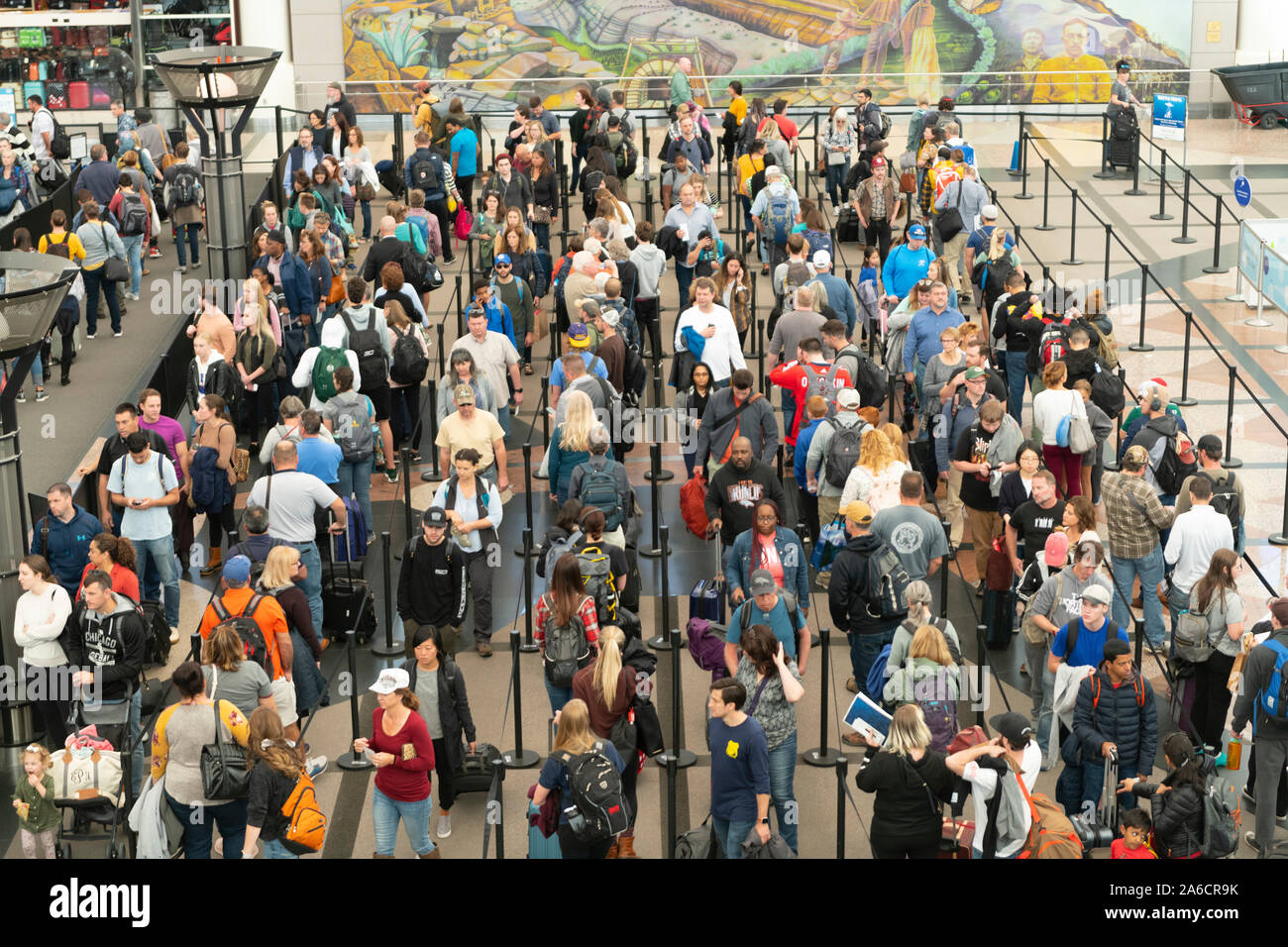 La Folla di viaggiatori attendono screening TSA all'Aeroporto Internazionale di Denver. Foto Stock