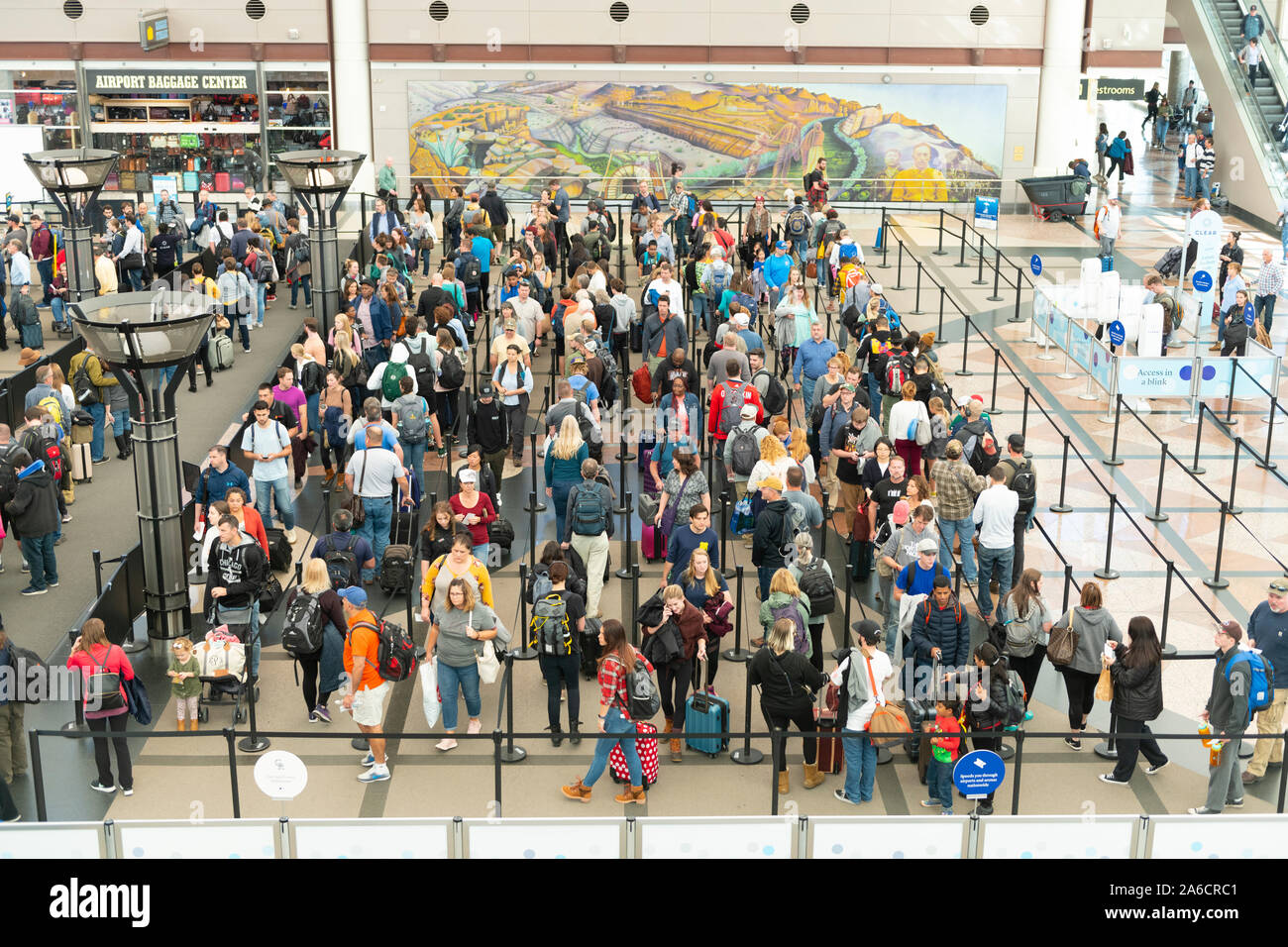 La Folla di viaggiatori attendono screening TSA all'Aeroporto Internazionale di Denver. Foto Stock