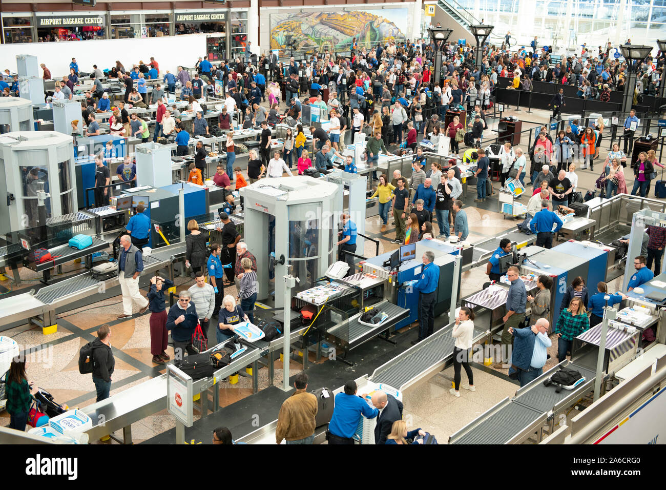 La Folla di viaggiatori attendono screening TSA all'Aeroporto Internazionale di Denver. Foto Stock