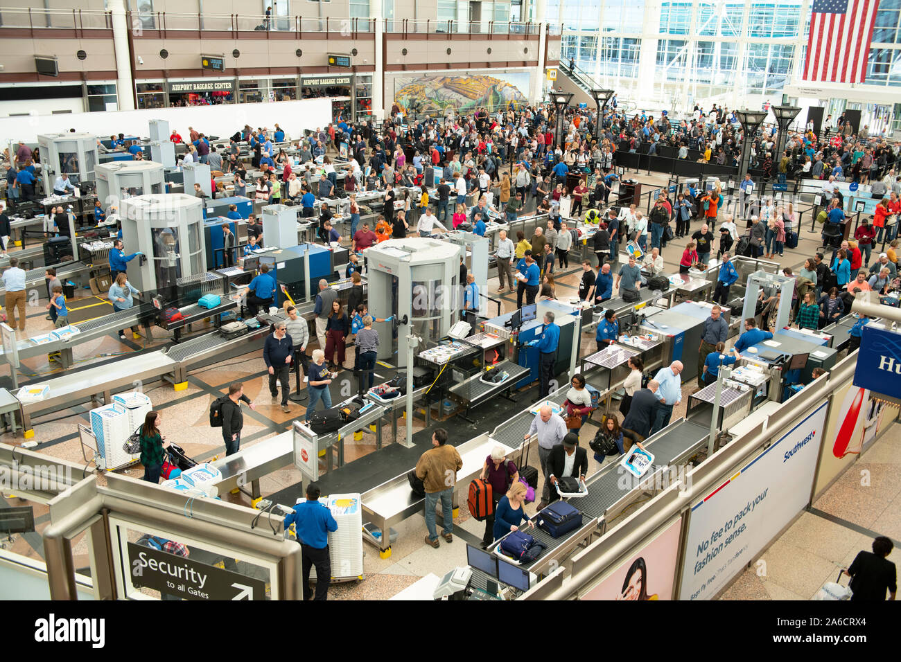La Folla di viaggiatori attendono screening TSA all'Aeroporto Internazionale di Denver. Foto Stock