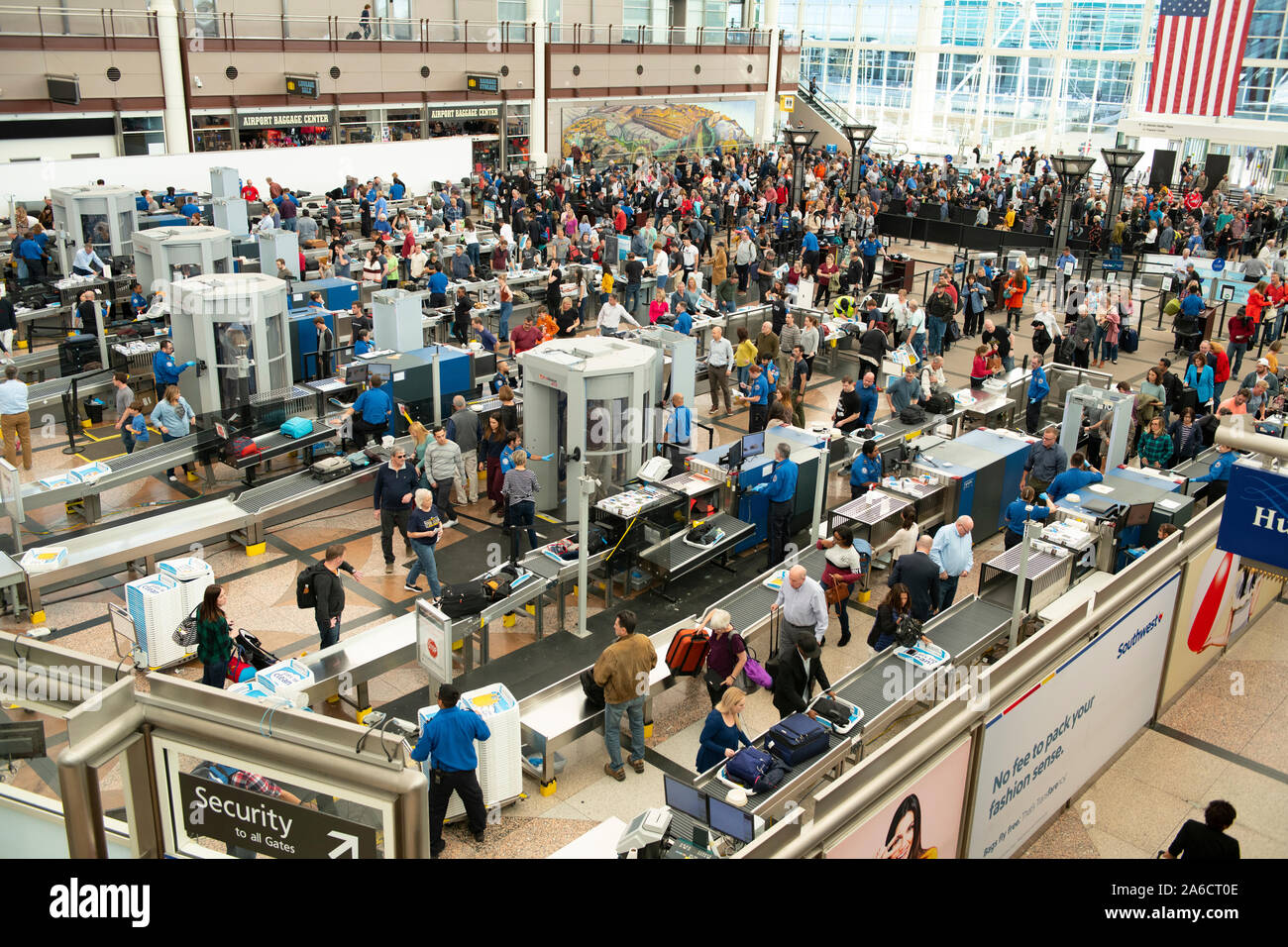 La Folla di viaggiatori attendono screening TSA all'Aeroporto Internazionale di Denver. Foto Stock