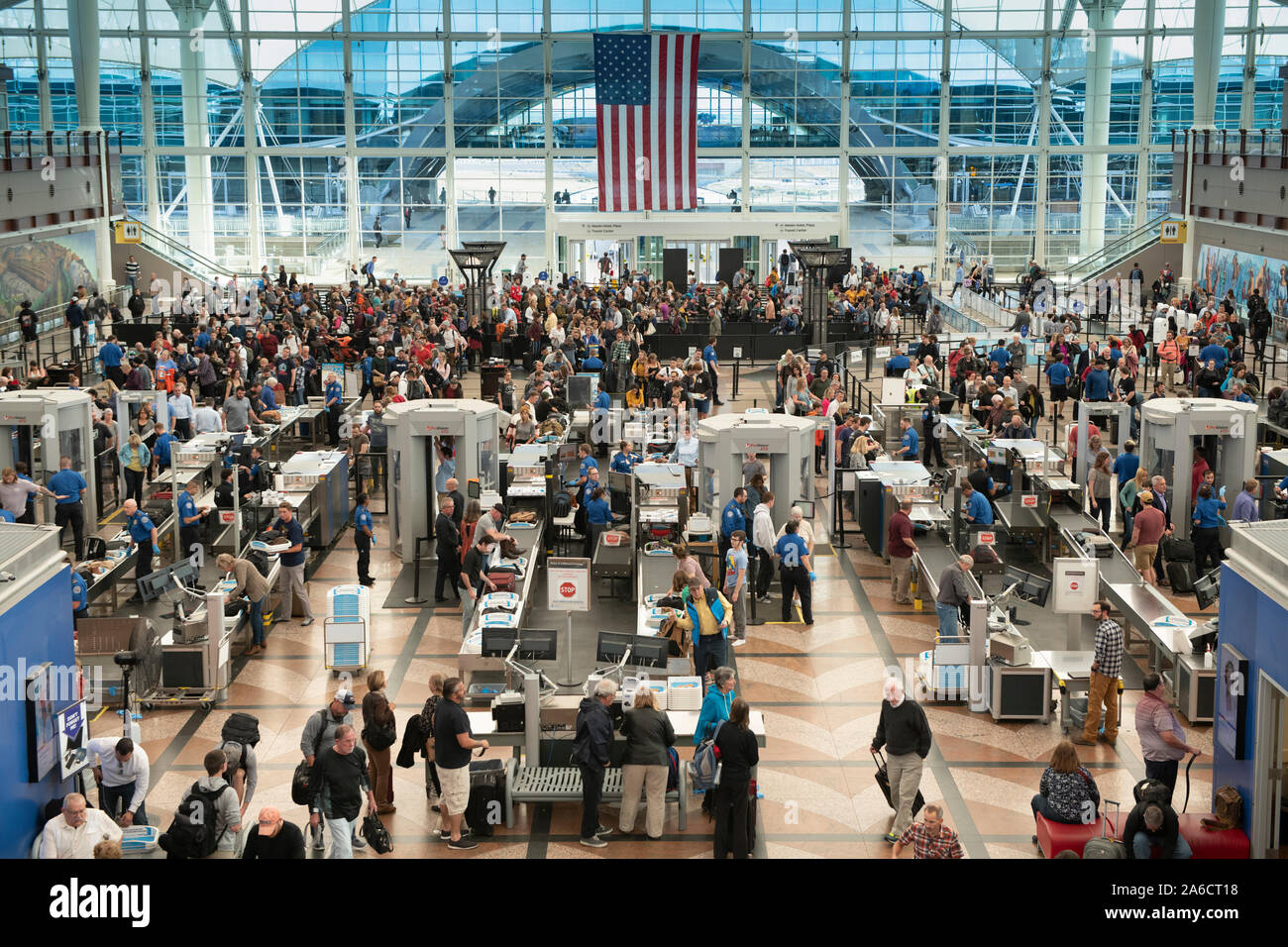 La Folla di viaggiatori attendono screening TSA all'Aeroporto Internazionale di Denver. Foto Stock