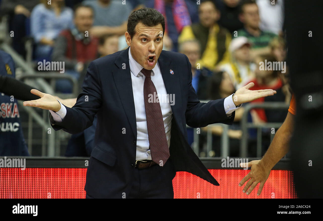 Berlino, Germania. 25 ott 2019. Basket: Eurolega, Alba Berlino - ZSKA Mosca, girone principale, quarta giornata, Mercedes Benz Arena. Mosca del capo allenatore Dimitris Itoudis gesticulating sorge sul bordo. Credito: Andreas Gora/dpa/Alamy Live News Foto Stock