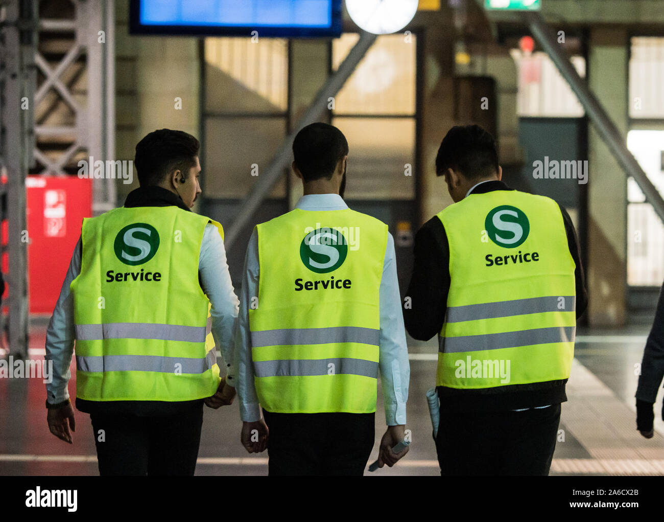 Il 25 ottobre 2019, Assia, Frankfurt/Main: il personale di servizio a piedi attraverso la stazione principale. La stazione centrale di Francoforte sarà completamente chiuso per treni da venerdì sera fino alle ore 9.30 del sabato mattina e la nuova tecnologia verrà installato. Il treno regionale fino alla stazione centrale di Francoforte Aeroporto rimarrà chiusa fino al 14 dicembre a causa della connessione del nuovo 'Giardini Gateway' S-Bahn. Foto: Andreas Arnold/dpa Foto Stock