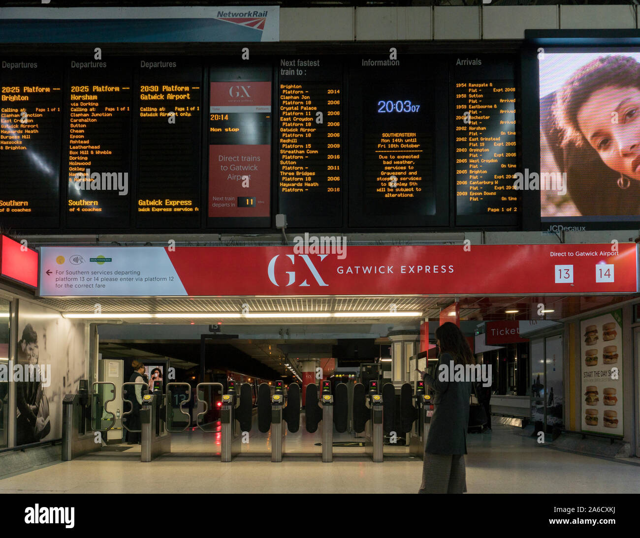 Il Gatwick Express partenza Hall di Londra alla stazione di Victoria, Westminster, London, Regno Unito Foto Stock