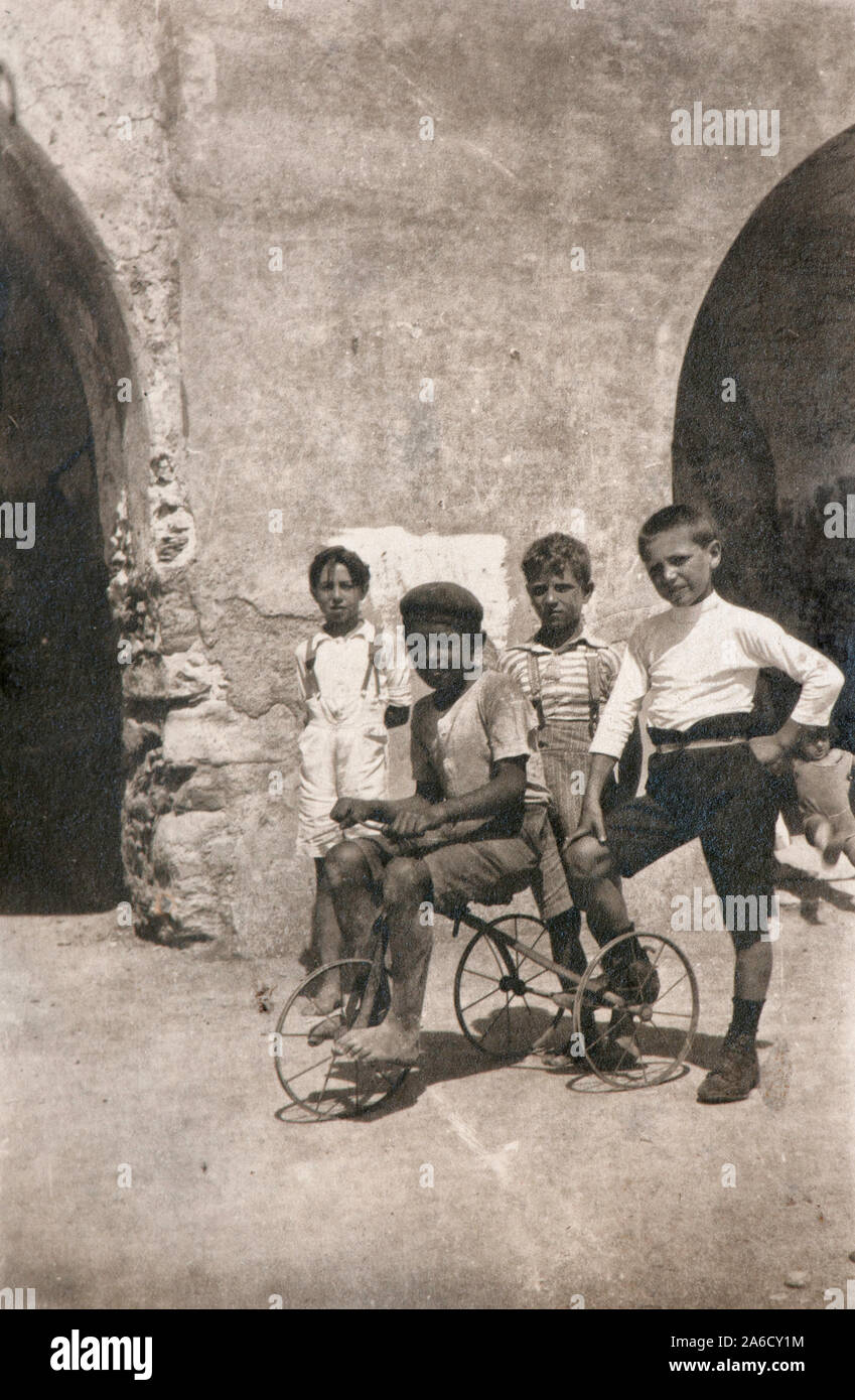Un gruppo di ragazzi italiani posig per una foto durante l'estate del 1923 a a Rapallo (Genova, Italia) Foto Stock