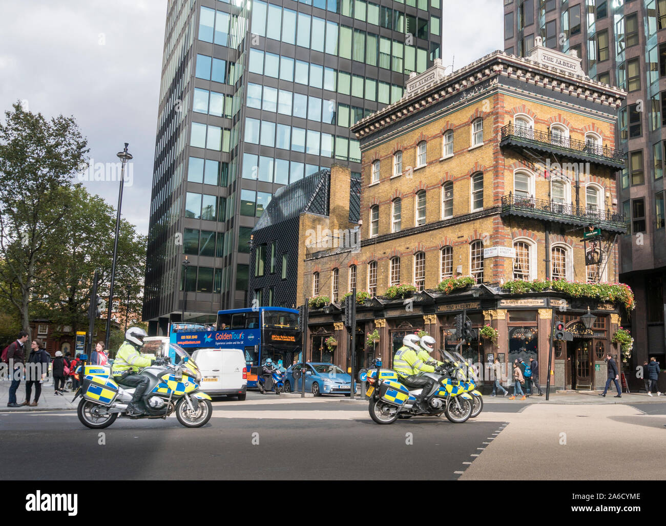 L'Albert public house con la polizia sulla moto passando sulla strada in Westminster, Londra, Regno Unito Foto Stock