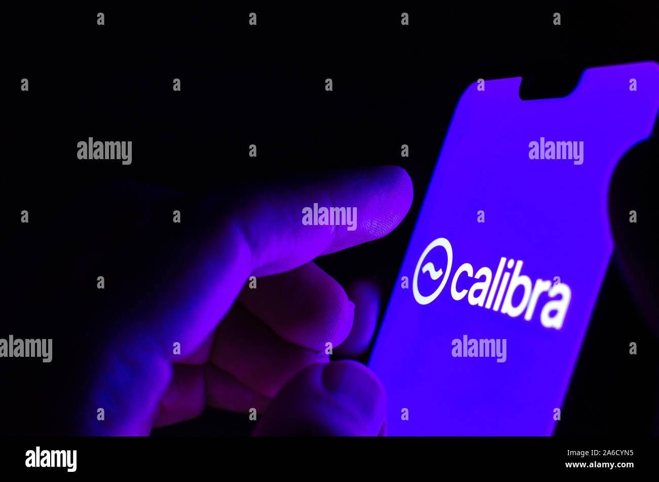Calibra wallet logo su una schermata dello smartphone e dito è circa di toccarla. Messa a fuoco selettiva. Foto concettuale per Facebook Libra valuta globale. Foto Stock