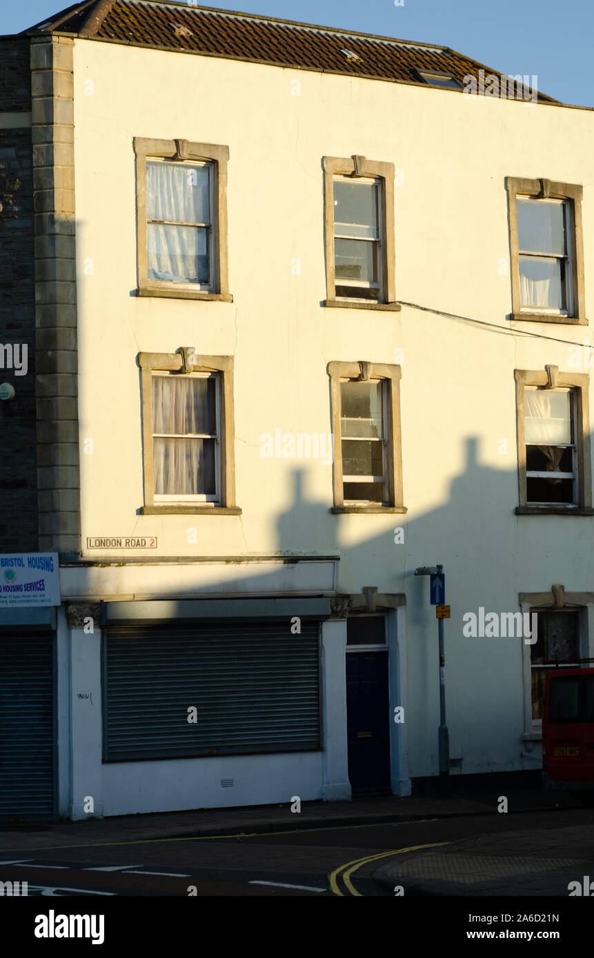 Il sole splende sulla facciata di una casa a Londra - Inghilterra Foto Stock
