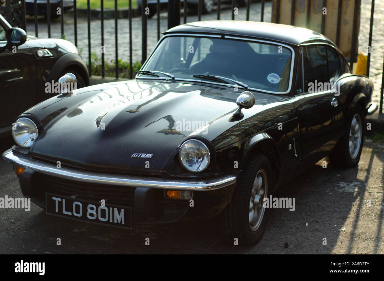 Un nero Triumph GT6, un vintage inglese auto sportiva fatta da Standard-Triumph parcheggiati in Inghilterra Foto Stock
