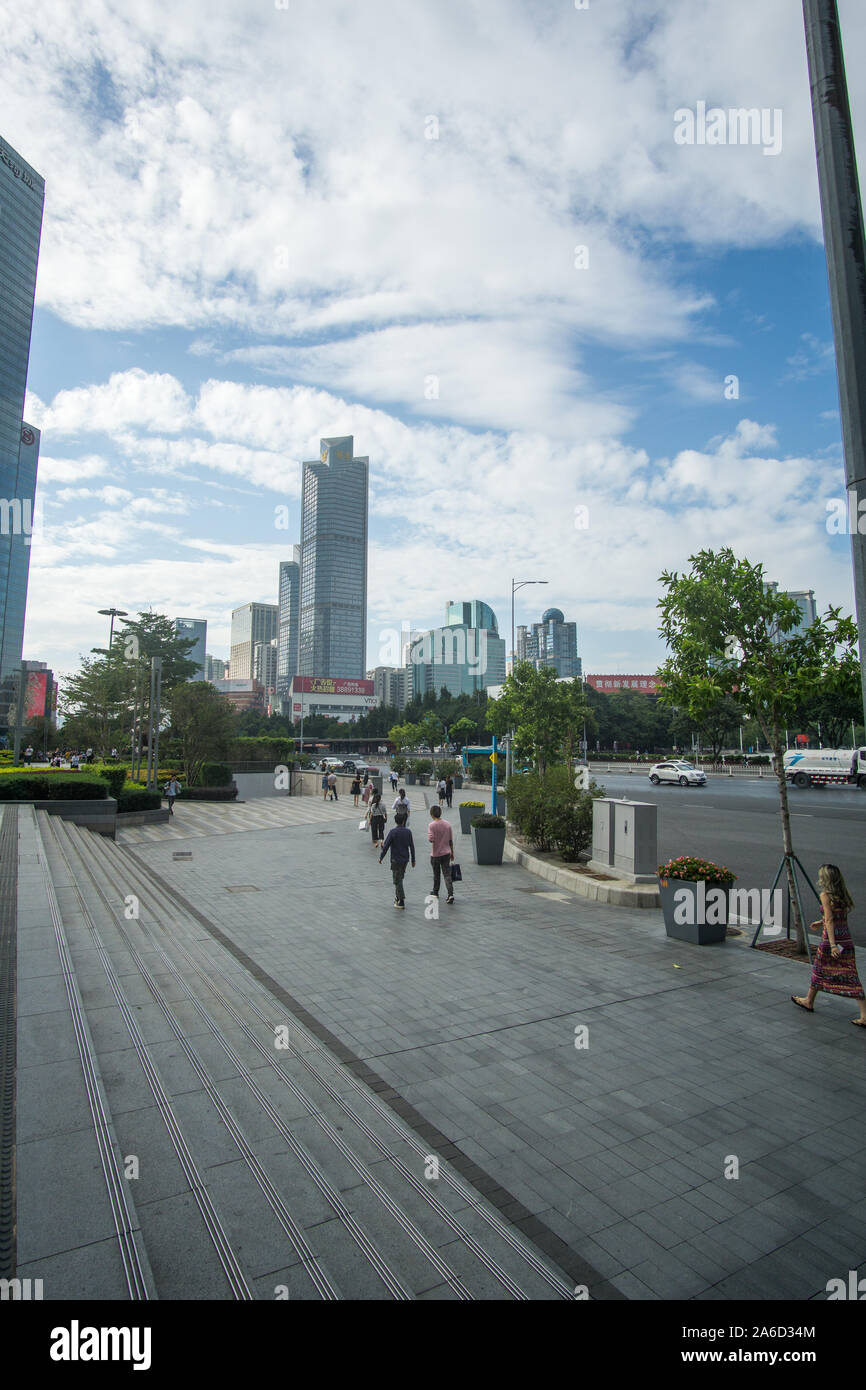 Touring intorno i grattacieli e gli edifici presso la business area nel centro della città di Guangzhou in Cina Foto Stock
