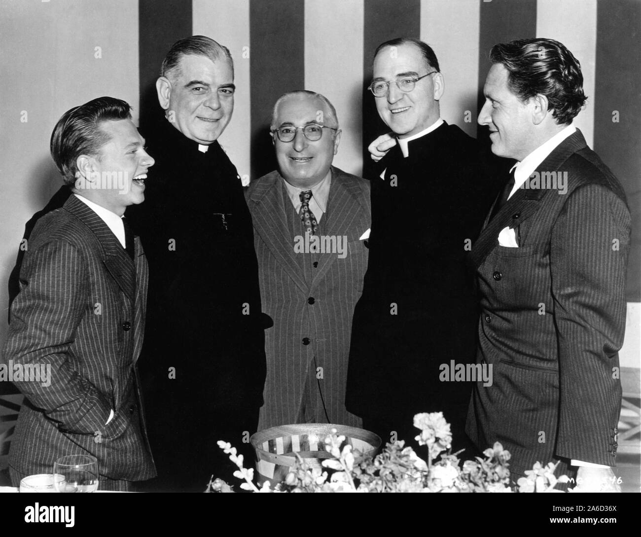 MICKEY ROONEY il Vescovo James Hugh RYAN Louis B. Mayer padre EDWARD J. FLANAGAN e Spencer Tracy omaggio al MGM Studios a Padre Flanagan PUBBLICITÀ PER GLI UOMINI DI Boys Town 1941 direttore Norman Taurog Metro Goldwyn Mayer Foto Stock