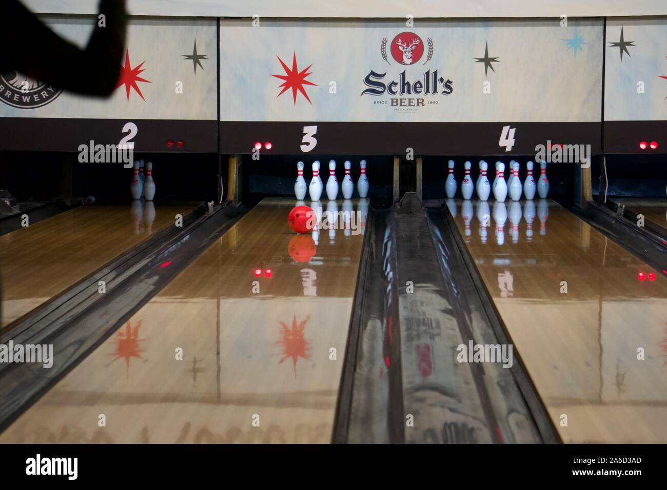 Pista da bowling con palla da bowling towbowling rotolamento perni con strisce rosse. Taverna Park Bowling e un centro di intrattenimento. Louis Park, Minnesota, Stati Uniti d'America. Foto Stock