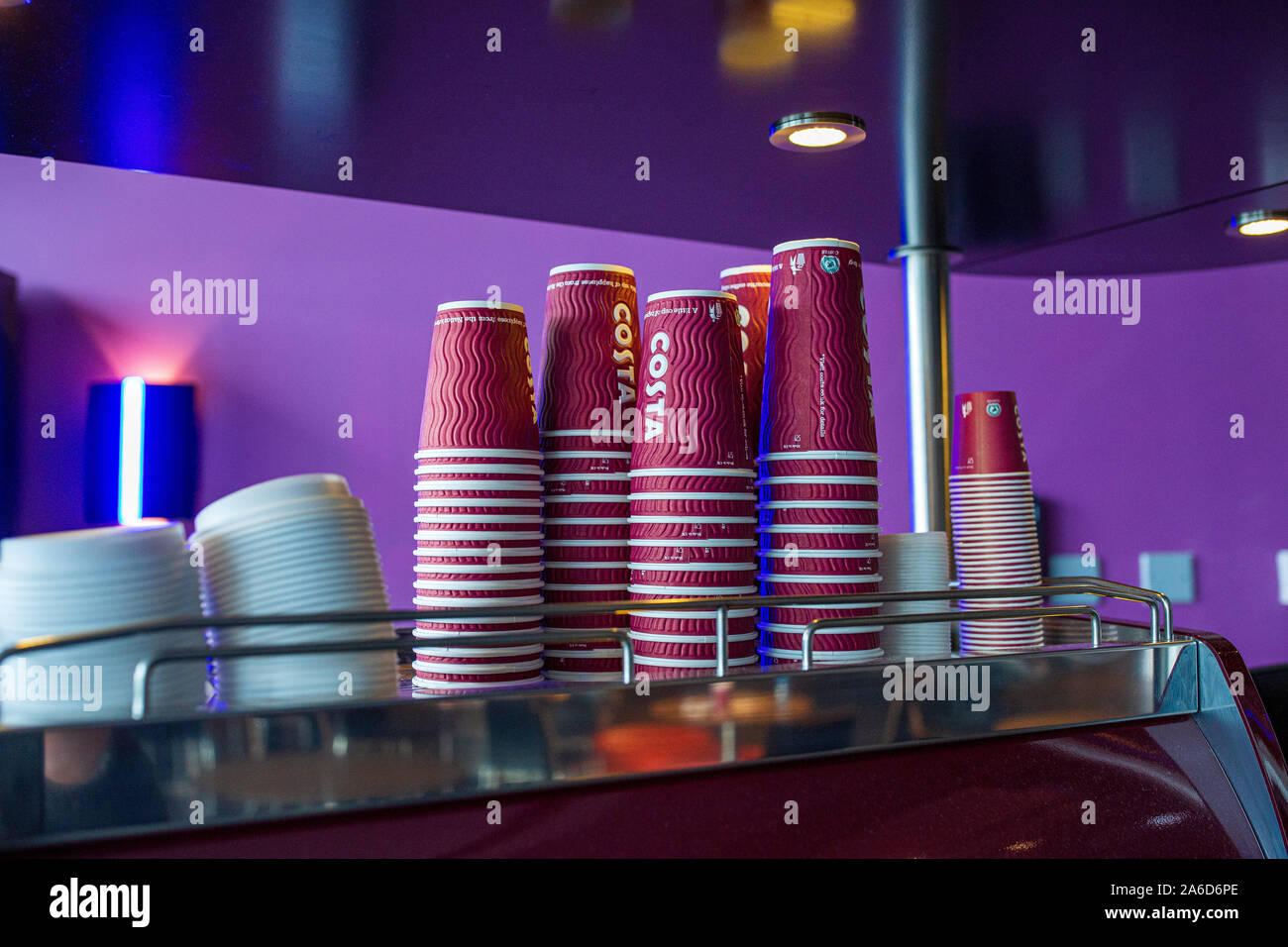 Impilati di Costa di marca di caffè take away non riciclabile tazze Foto Stock