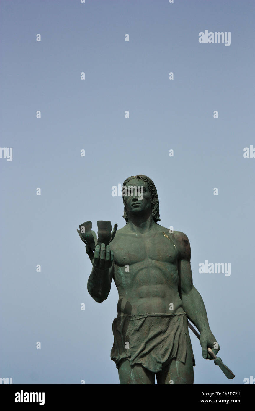 Agosto 2018, Valle Gran Rey, La Gomera, SC DE TENERIFE, Spagna. Statua del guerriero aborigeno Gomero denominato Hautacuperche e situato su una spiaggia di V Foto Stock