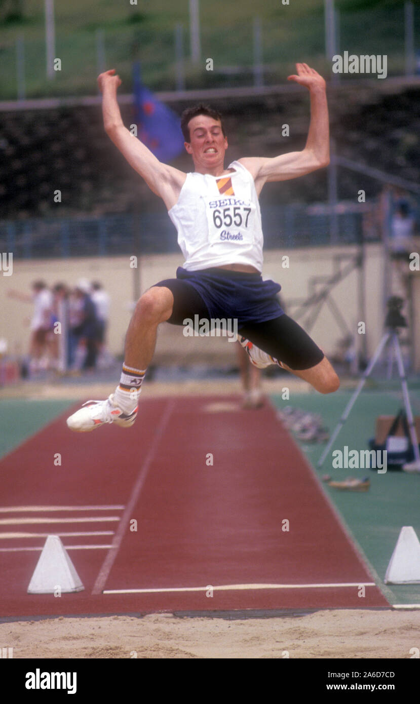 Atleta maschio competere nel salto in lungo evento, Nuovo Galles del Sud, Australia.Ci sono tre principali tecniche di volo nel salto in lungo. Foto Stock