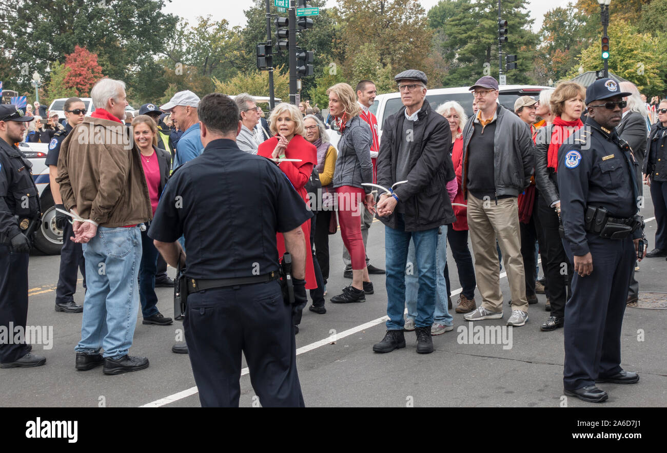 Washington, DC - 25 Ottobre 2019: attrice e attivista Jane Fonda la continua drill incendio venerdì protesta per gli Stati Uniti Capitol impegnativa azione di governo sul cambiamento climatico e terminando la dipendenza da 'corrotti' industria dei carburanti fossili. Attore Ted Danson aderito a questa terza dimostrazione settimanale; egli, Sig.ra Fonda e 30 altri sono stati arrestati dopo aver bloccato la prima strada di fronte al Capitol Building, mentre decine di sostenitori allietate. Foto Stock