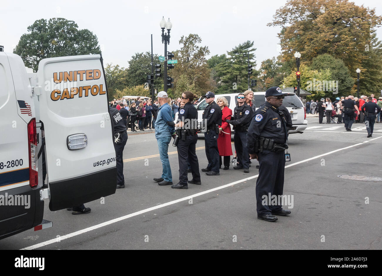 Washington, DC - 25 Ottobre 2019: attrice e attivista Jane Fonda la continua drill incendio venerdì protesta per gli Stati Uniti Capitol impegnativa azione di governo sul cambiamento climatico e terminando la dipendenza da 'corrotti' industria dei carburanti fossili. Attore Ted Danson aderito a questa terza dimostrazione settimanale; egli, Sig.ra Fonda e 30 altri sono stati arrestati dopo aver bloccato la prima strada di fronte al Capitol Building, mentre decine di sostenitori allietate. Foto Stock