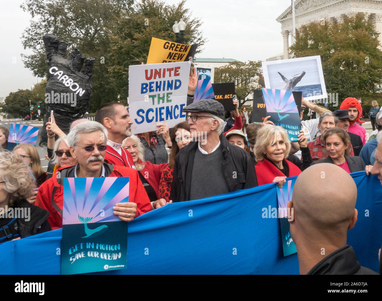 Washington, DC - 25 Ottobre 2019: attrice e attivista Jane Fonda la continua drill incendio venerdì protesta per gli Stati Uniti Capitol impegnativa azione di governo sul cambiamento climatico e terminando la dipendenza da 'corrotti' industria dei carburanti fossili. Attore Ted Danson aderito a questa terza dimostrazione settimanale; egli, Sig.ra Fonda attendere prima di essere arrestato, insieme a 30 altri forr bloccando la prima strada di fronte al Capitol Building, mentre decine di sostenitori allietate. Foto Stock