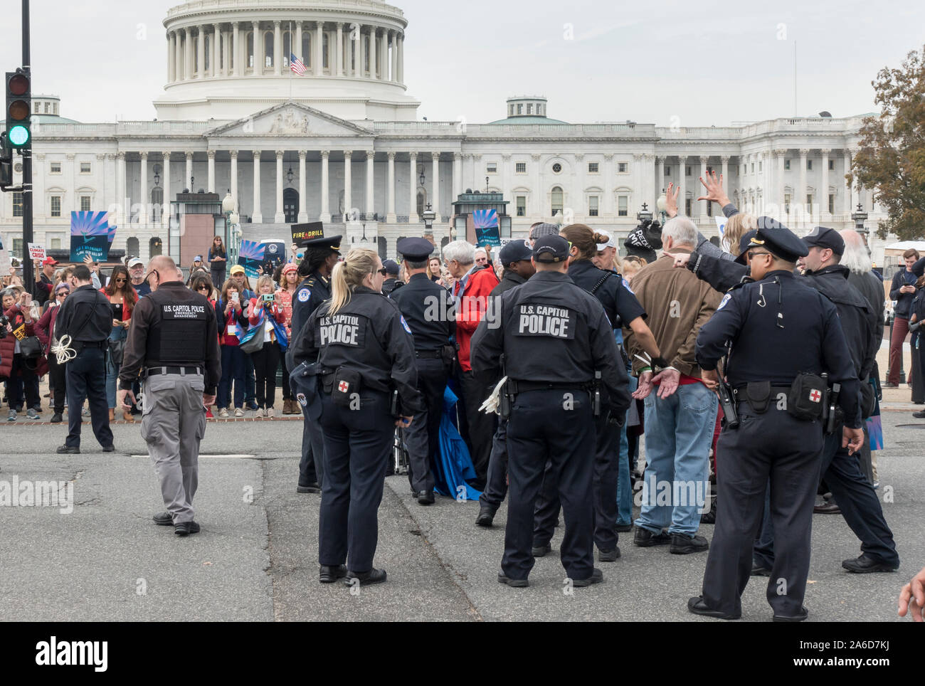 Washington, DC - 25 Ottobre 2019: attrice e attivista Jane Fonda la continua drill incendio venerdì protesta per gli Stati Uniti Capitol impegnativa azione di governo sul cambiamento climatico e terminando la dipendenza da 'corrotti' industria dei carburanti fossili. Attore Ted Danson aderito a questa terza dimostrazione settimanale; egli, Sig.ra Fonda e 30 altri sono stati arrestati dopo aver bloccato la prima strada di fronte al Capitol Building, mentre decine di sostenitori allietate. Foto Stock