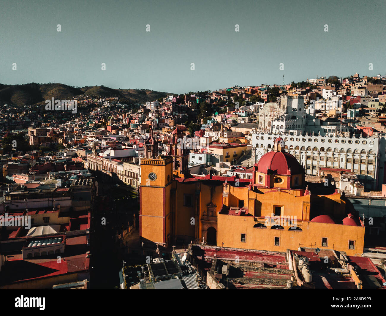Riprese aeree del centro cittadino di Guanajuato, il centro sinistra è una delle molte chiese che può essere visto sparsi per questa città coloniale. Foto Stock